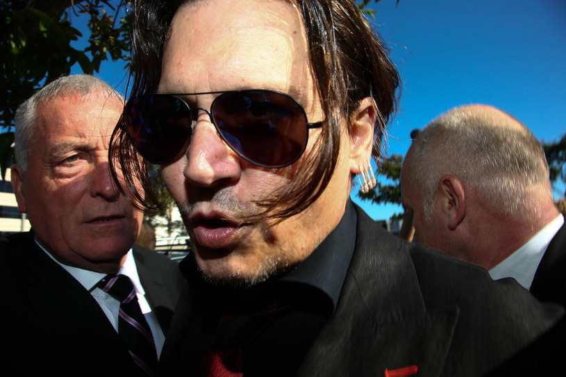 Johnny Depp sparodiował głośne nagranie, w którym wspólnie z żona Amber Heard przepraszają Australię za nielegalne przywiezienie dwóch psów na terytorium tego kraju.

 