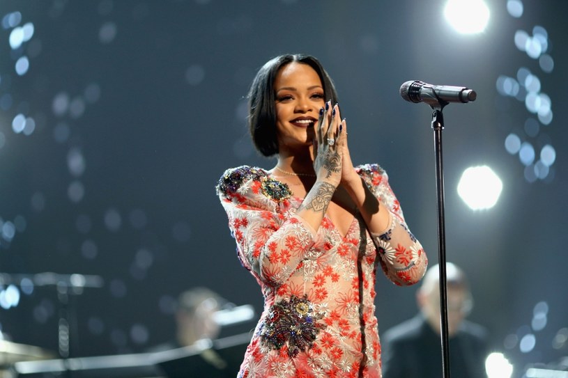 Rihanna postanowiła pomóc młodzieży w edukacji. We współpracy ze swoją fundacją Clara Lionel założyła i przekazała pieniądze na specjalny program stypendialny. 