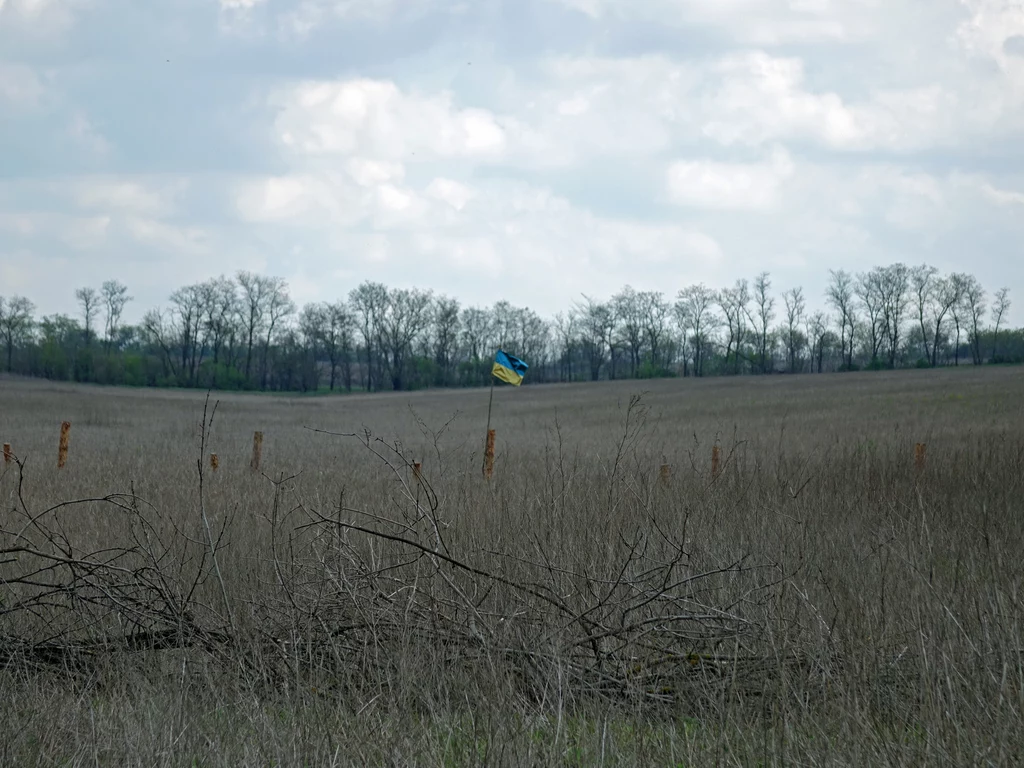 Ukraińska flaga na ziemi niczyjej