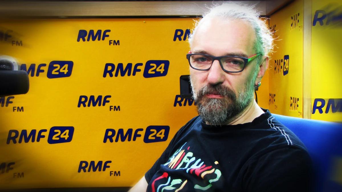 "Mikrobiolodzy metodami do liczenia bakterii policzyli, że na demonstracji było 214 tys. uczestników. Liczba nie ma znaczenia. To była gigantyczna demonstracja i to jest istotne" - mówi gość Kontrwywiadu RMF FM, lider Komitetu Obrony Demokracji Mateusz Kijowski. Ile KOD wydał na marsz? "Około 30 tys. Z naszych zbiórek. Z kolei do puszek podczas demonstracji zebraliśmy ponad 180 tys. złotych" - odpowiada Kijowski. Zdaniem lidera na marszu było sporo "niesympatycznych sytuacji". "Myślę głównie o mało eleganckich hasłach. Również nasz kolega w jakimś momencie nieładnie się wypowiedział w odniesieniu do gospodarzy, ale w takim dużym zgromadzeniu trudno jest, żeby wszystko było idealnie" - uważa lider Komitetu. "Precz z PiSlamem"? "To jest nadużywanie słowa "islam". Tak, jakby powiedzieć komuś "ty Żydzie" i uważać, że to obraza" - odpowiada gość RMF FM, pytany o hasła podczas demonstracji. Zdaniem Kijowskiego nie należy traktować ludzi osobiście. "Trzeba mówić o wartościach i sprawach ważnych. Poczucie humoru to ważna broń, ale powinno mieć klasę" - ocenia gość Kontrwywiadu. Jego zdaniem sobotni marsz to było "wspólne poruszenie, wspólna organizacja i wspólny sukces".