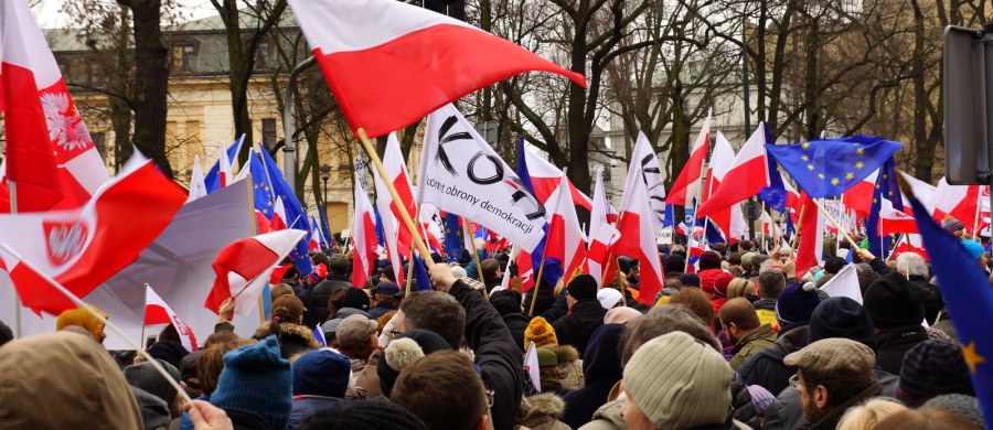 Oczywiście, że sobotni marsz nie zgromadził ćwierci miliona demonstrantów. Ale to, że w manifestacji uczestniczyło - w sumie - więcej niż 45 tysięcy osób, też wydaje mi się bezdyskusyjne. Mniejsza jednak o liczby. Bo one są ważne, ale nawet gdyby na ulice Warszawy wyszło "tylko" 60, 80 czy sto tysięcy osób i tak nie sposób zbagatelizować pytania, co ich na tę ulicę wyprowadziło. I czy na pewno wszyscy oni są komunistami i złodziejami, których "dobra zmiana" odsunęła od przywilejów i apanaży. 