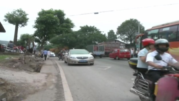 Dramatyczne wideo z Chin! Widać na nim czołowe zderzenie ciężarówki z autobusem. W wypadku rannych zostało kilka osób. W kabinach zostali uwięzieni kierowcy obu pojazdów. 