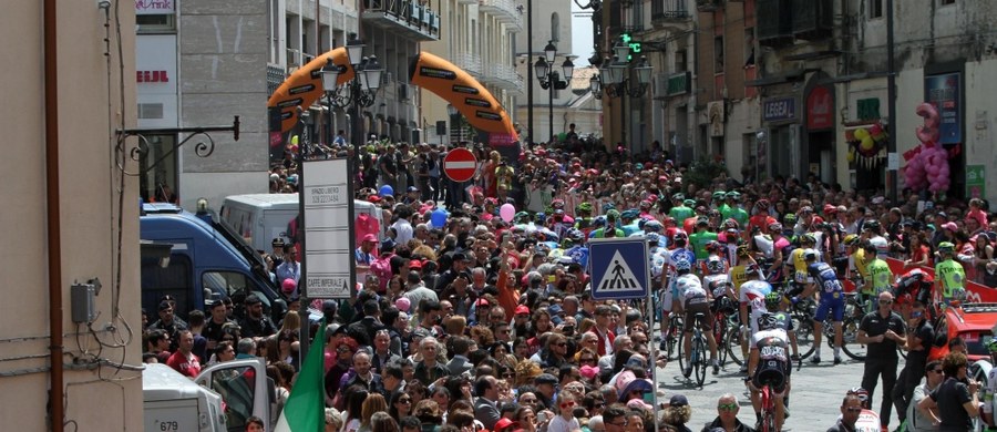 Włoch Diego Ulissi z ekipy Lampre-Merida wygrał po samotnym finiszu w miejscowości Praia a Mare w Kalabrii czwarty etap wyścigu kolarskiego Giro d'Italia. Różową koszulkę lidera ponownie wywalczył drugi na mecie Holender Tom Dumoulin (Giant).