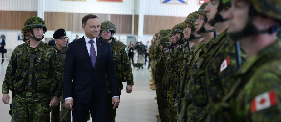 NATO to sojusz obronny, ale przede wszystkim stoi na straży prawa międzynarodowego – powiedział prezydent Andrzej Duda w kanadyjskiej bazie wojskowej Petawawa. Kanadyjskim żołnierzom dziękował za obecność w Polsce po interwencji Rosji na Ukrainie.