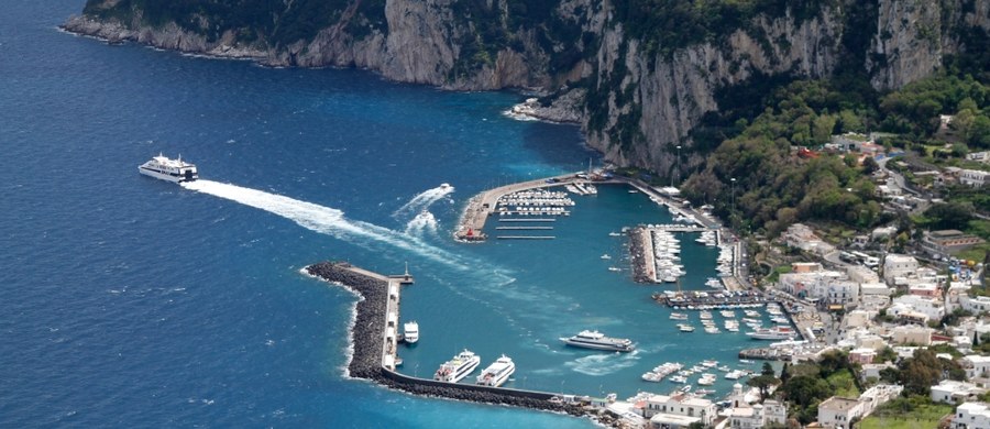 Nawet 1500 euro- tyle trzeba zapłacić za ślub na Capri. Cennik cywilnych ceremonii ogłosiły władze włoskiej wyspy. Najwięcej muszą zapłacić ci, którzy nie są tam zameldowani. 