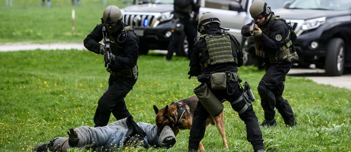 „Nie kwestionujemy potrzeby wprowadzania ustawy antyterrorystycznej. Kwestionujemy zasadność łatania rzekomych dziur w sposób gwałtowny, wyraźnie nieprzemyślany” – mówi gość „Dania do Myślenia” w RMF Classic, członek rady ds. cyfryzacji i prezes Fundacji Panoptykon Katarzyna Szymielewicz. „Sugerujemy, że może lepiej przyjąć procedury, których brakuje, w oparciu o stare przepisy, a rewolucję przyjmować po wydarzeniach masowych” – ocenia. Szymielewicz dodaje, że nie było żadnych konsultacji społecznych w sprawie ustawy antyterrorystycznej. „Kiedy spytałam BBN o zasadność takiego trybu procedowania, usłyszałam, że nikt teraz nie zaryzykuje nawet tygodnia opóźnienia. Presja przygotowania jest duża i trzeba wszystkie przepisu wdrożyć” – mówi Szymielewicz. Jej zdaniem „mamy do czynienia z rodzajem szantażu”. Gość RMF Classic dodaje, że „używając drastycznych haseł i powołując się na nasze bezpieczeństwo, rozmontowuje się elementy chroniące obywateli”.