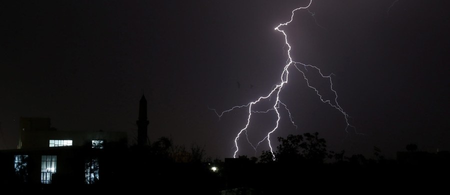 Najbliższe dni będą ciepłe, choć burzowe. Lokalnie pojawią się również opady deszczu. Pogoda popsuje się w weekend - będzie zimniej i w wielu miejscach - deszczowo.