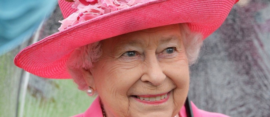 Brytyjska królowa Elżbieta II popełniła gafę. Podczas wizyty chińskich oficjeli na Wyspach monarchini pozwoliła sobie na kilka niewybrednych komentarzy wobec swoich gości. Na nieszczęście, wszystko zostało zarejestrowane przez telewizyjne kamery. 