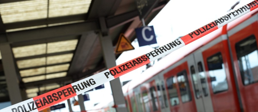Nożownik, który w Grafing pod Monachium we wtorek rano zabił jedną osobę i ranił trzy kolejne, dobę wcześniej był jeszcze w klinice psychiatrycznej. Policja potwierdziła, że 27-latek mieszkający w okolicach Gießen trafił do szpitala za namową dziadków. W poniedziałek rano postanowił jednak opuścić placówkę.