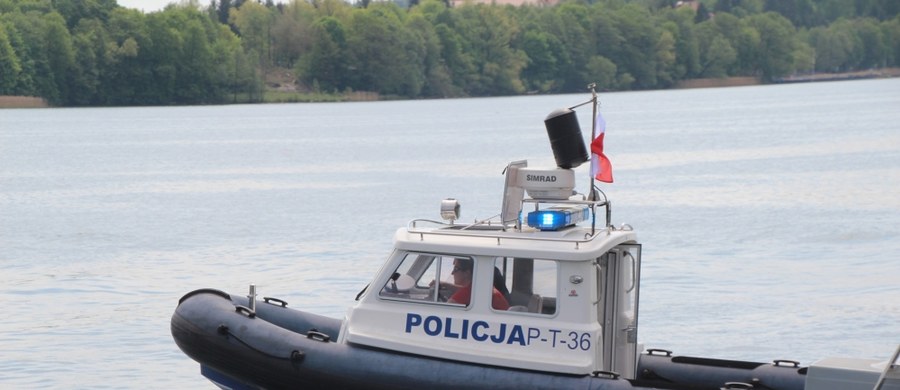 Slalom łodzią motorową i podjęcie manekina z wody - te konkurencje przeprowadzone na jeziorze Czos w Mrągowie na Mazurach zakończyły trzecie ogólnopolskie zawody policjantów w ratownictwie wodnym. 