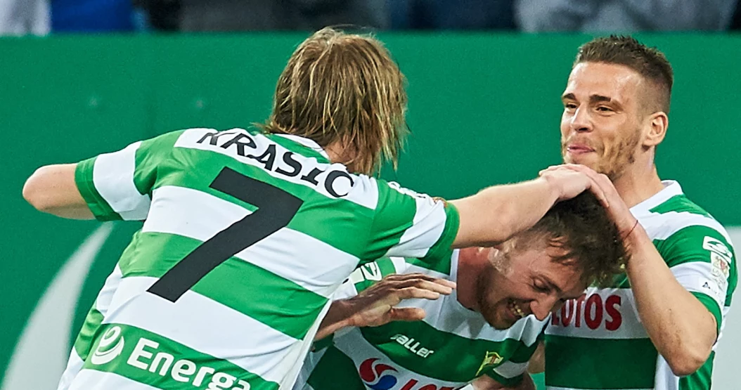 Lechia cieszy się z bramki Sławomira Peszki (na dole)