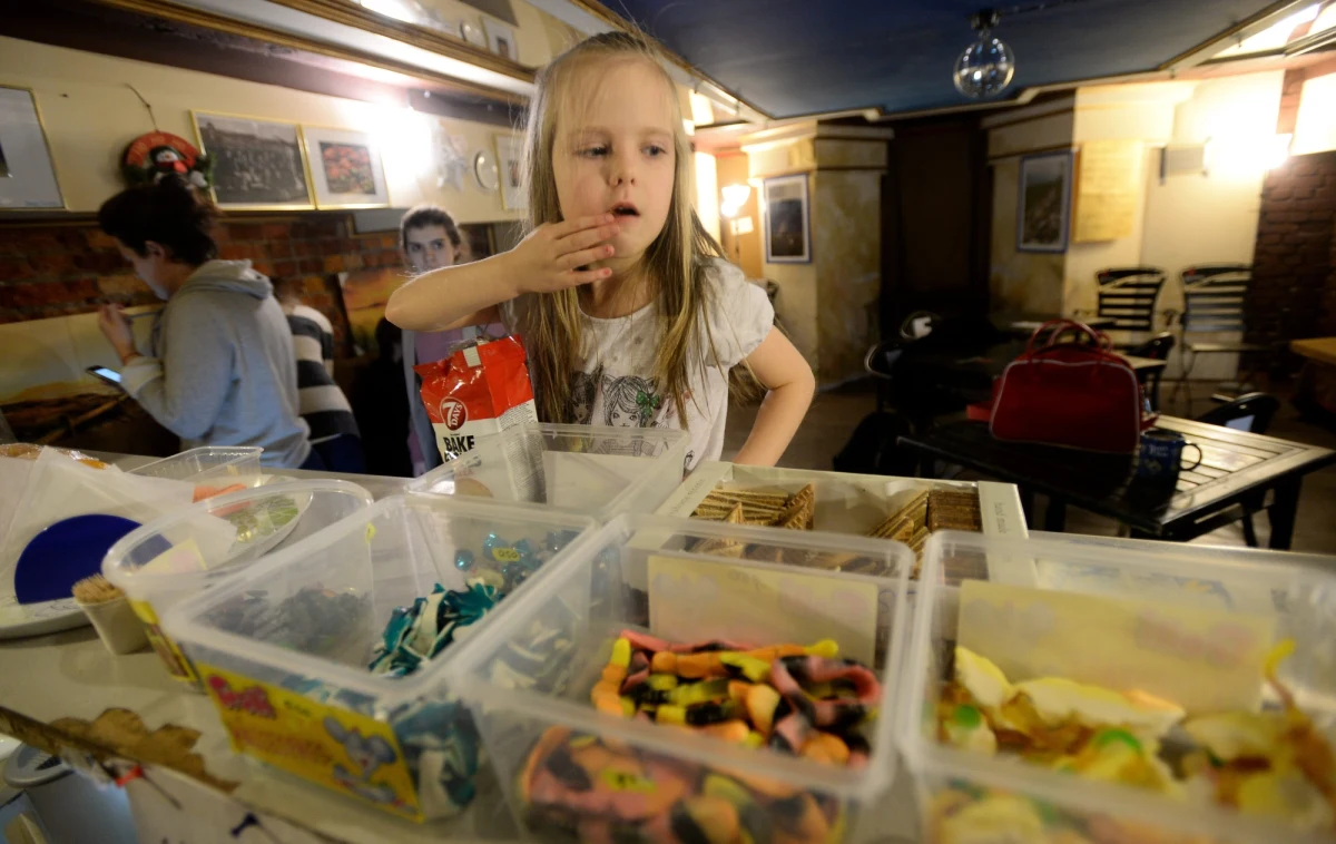 Urozmaicone kanapki przygotowywane na bazie różnych rodzajów pieczywa mają być ważnym elementem posiłków spożywanych przez uczniów w ciągu dnia - wynika z uzasadnienia projektu rozporządzenia sklepikowego, do którego dotarła PAP. Do sklepików szkolnych wróci m.in. kawa.