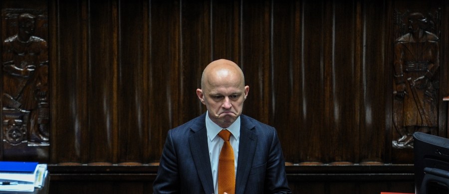 Podstawą prawną mojego pisma do prezesa Trybunału Konstytucyjnego jest konstytucja i nakaz dbałości o sprawy kraju, jaki na mnie ciąży oraz podjęcia wszystkich działań w celu zabezpieczenia interesu kraju - tym się kierowałem - powiedział w Sejmie minister finansów Paweł Szałamacha. O powód napisania listu pytali ministra posłowie PO Izabela Leszczyna i Janusz Cichoń. 