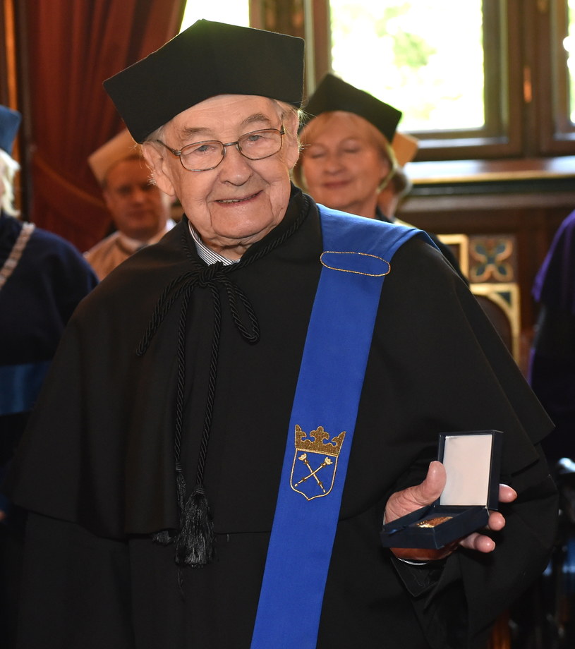 Andrzej Wajda odebrał w czwartek w Krakowie złoty medal "Plus ratio quam vis". Nagrodzony w swoim przemówieniu zaznaczył, że nie byłby tak wysoko doceniony, gdyby nie ludzie polskiego kina, którzy po 1945 "wzięli sprawy w swoje ręce", mimo sowietyzacji życia.