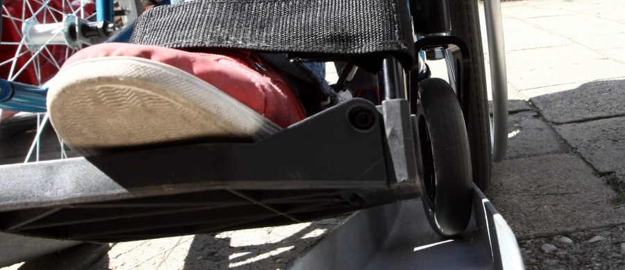 W Polsce na stwardnienie rozsiane choruje ponad 46 tysięcy osób, z czego leczonych jest tylko ok. 20 proc. chorych (ok. 9 tysięcy osób) - wynika z raportu Fundacji Neuropozytywni na podstawie Fundacji Watch Health Care. Ponad 1000 pacjentów czeka w kolejce na leczenie w ramach programów lekowych. W województwach takich jak wielkopolskie i dolnośląskie do dyspozycji pacjentów są tylko dwie placówki, w których może być prowadzona terapia w kierunku stwardnienia rozsianego. 