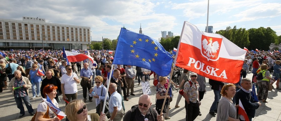 "Policja w Płocku wypytuje o autokary, które wiozły ludzi na demonstrację KOD i opozycji do Warszawy" - pisze w piątkowym wydaniu "Gazeta Wyborcza". "Policja tłumaczy, że chodzi o „względy logistyczne”, ale mało kto w to wierzy" - czytamy w dzienniku. 
