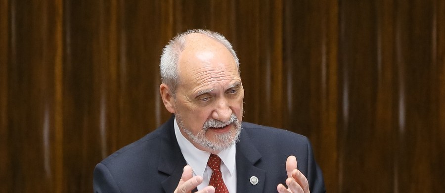 Szef MON Antoni Macierewicz pytany w TVP Info o swoją wypowiedź ze środy, że Służba Kontrwywiadu Wojskowego bezprawnie i inwigilowała za czasów poprzedniego rządu ponad 20 polityków znajdujących się w opozycji, a także m.in. dziennikarzy i pracowników Kancelarii Prezydenta Lecha Kaczyńskiego sprecyzował, że chodziło o ponad 40 osób. “Zaniżyłem te liczby, za co bardzo przepraszam” – stwierdził. 