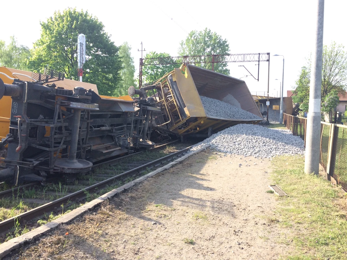 Aż 10 wagonów pociągu towarowego przewożącego tłuczeń wykoleiło się w pobliżu stacji Sośnie Ostrowskie w Wielkopolsce. Dla pasażerów Przewozów Regionalnych wprowadzono komunikację zastępczą na trasie Międzybórz - Granowiec. Informację  dostaliśmy na Gorącą Linię RMF FM.