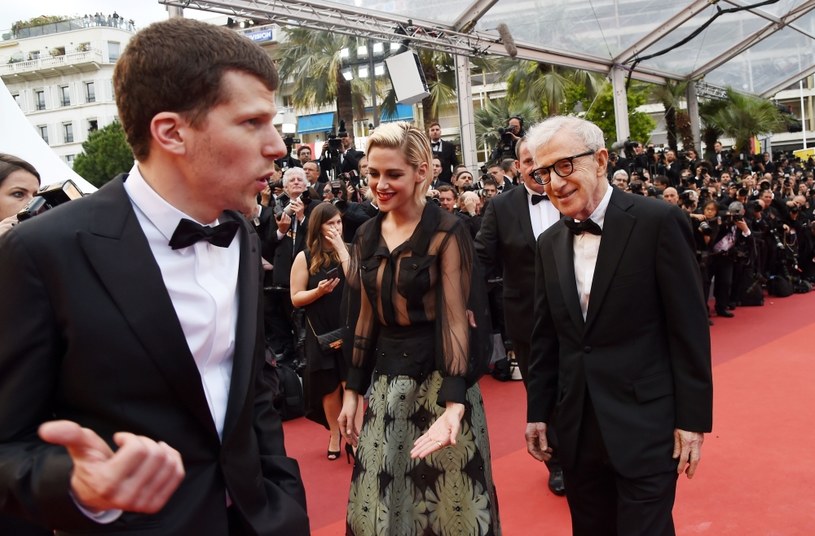 Po czym poznać, że festiwal w Cannes ruszył na dobre? Teoretycznie po tym, że odbyła się gala inauguracyjna, na której obrażono Woody’ego Allena, o czym później. Ale na Lazurowym Wybrzeżu równe emocje, co filmy, wzbudza także obecność gwiazd na czerwonym dywanie. Jeśli przespacerowali się po nim Julia Roberts, George Clooney, Kristen Stewart i Jesse Eisenberg, to nie ulega wątpliwości: festiwal wystartował na dobre!