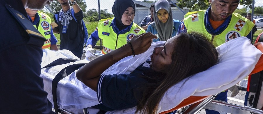 Dwoje młodych Hiszpanów, Malezyjka i Chińczyk, którzy przez 10 dni dryfowali u wybrzeży Borneo, zostali w czwartek uratowani. Nie mieli jedzenia i aby przeżyć pili niewielkie ilości wody morskiej, którą odfiltrowywali za pomocą torby - podają w piątek media.