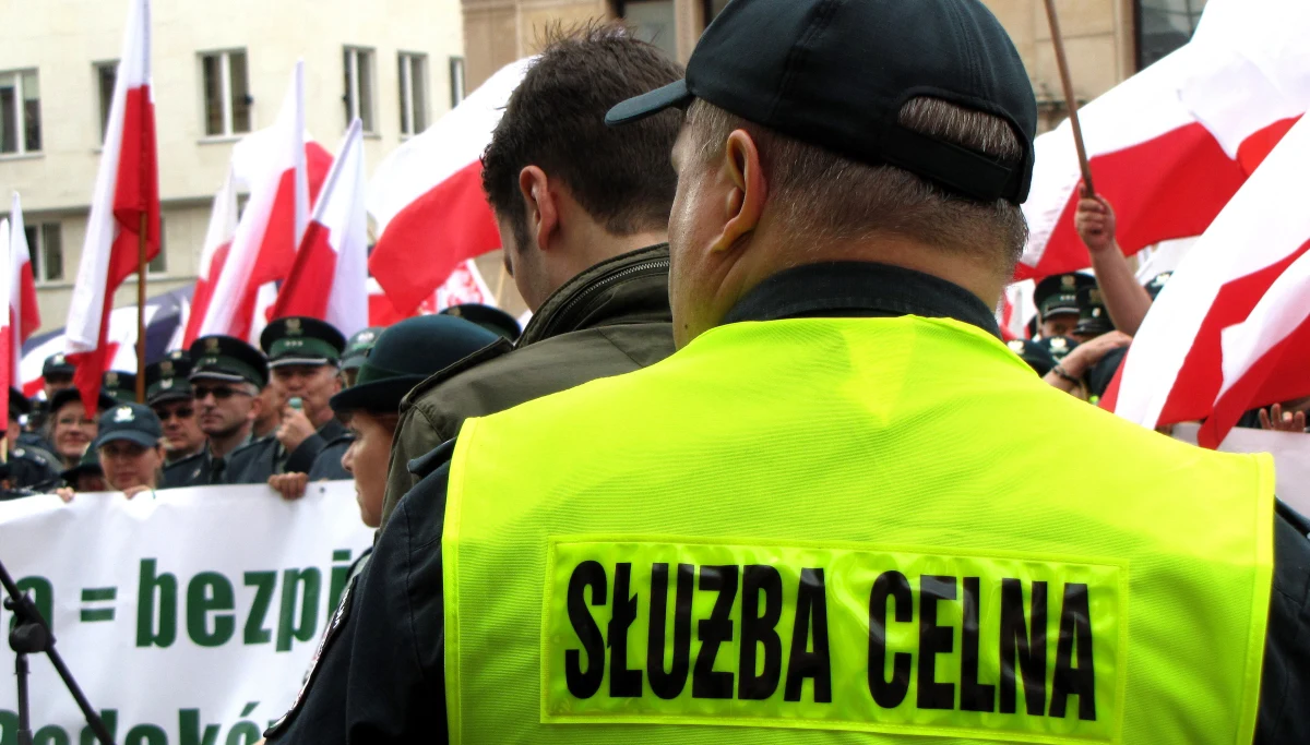 Ponad tysiąc celników protestuje przed resortem Pawła Szałamachy. "Minister finansów hamulcem dobrej zmiany" - krzyczą funkcjonariusze. Celnicy protestują m.in. przeciwko pomysłowi stworzenia Krajowej Administracji Skarbowej. 