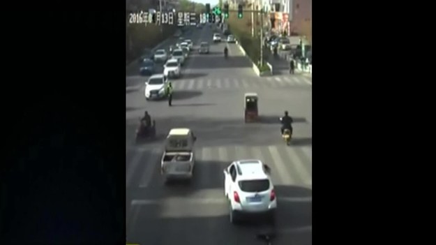 Szokujący materiał filmowy z Chin. Widać na nim chłopca, który wypada z furgonetki na ruchliwej drodze. Zaraz potem przejeżdża nad nim samochód. Chłopiec podnosi się i ucieka z ulicy. Film nakręcono w Jiuquan w prowincji Gansu. Chłopiec ma 6 lat. Według lokalnych doniesień, kierowca próbował hamować, ale jechał zbyt szybko. Na szczęście udało mu się przejechać nad chłopcem, nie robiąc mu żadnej krzywdy. 