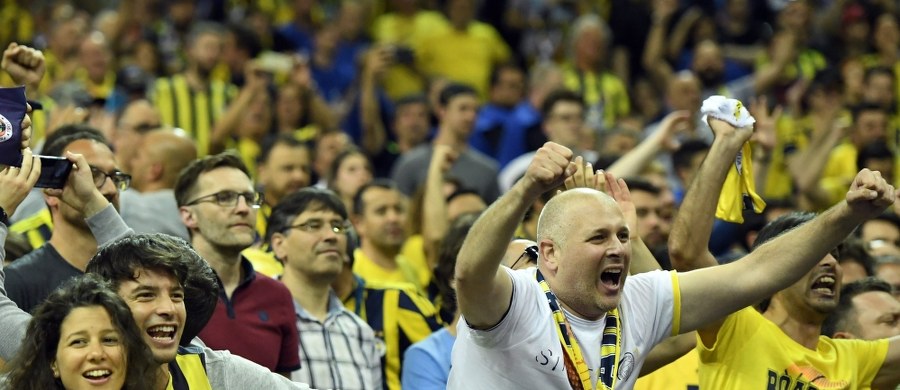 Koszykarze Fenerbahce Stambuł pokonali po dogrywce Laboral Kutxa Vitoria 88:77 i awansowali do niedzielnego finału Euroligi w Berlinie. Po raz pierwszy zespół z Turcji zagra o tytuł. Jego rywalem będzie CSKA Moskwa po wygranej z Lokomotiwem Krasnodar 88:81.