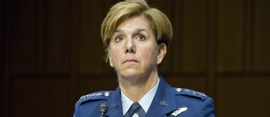 Generał Lori Robinson to pierwsza kobieta w historii, która obejmie dowództwo grupy Północ w siłach zbrojnych USA. Odpowiada ono za obronę przed atakami z lądu, powietrza i morza kontynentu północnoamerykańskiego.