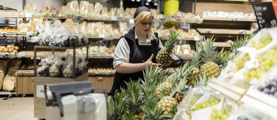 Planujecie duże zakupy w ten weekend? Zapominalskim przypominamy - jutro zamknięte będą supermarkety, hipermarkety, galerie handlowe oraz inne sklepy zatrudniające pracowników na umowę o pracę. Powodem są Zielone Świątki. 