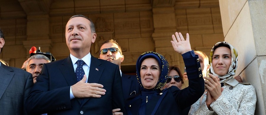 W Stambule, pod ochroną sił bezpieczeństwa, odbył się ślub najmłodszej córki prezydenta Turcji Recepa Tayyipa Erdogana. Sumeyye wyszła za mąż za producenta tureckich dronów - Selcuka Bayraktara.