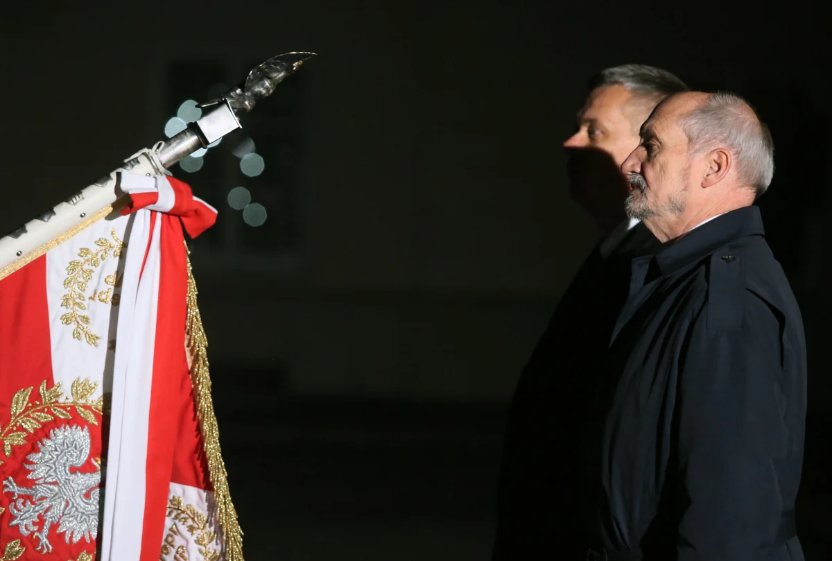 "Tym listem chcemy się upomnieć o elementarną przyzwoitość i przestrzeganie elementarnych zasad, a nie składanie spraw bezpieczeństwa narodowego na ołtarzu bieżącej gorączkowej polityki" - mówi nam Tomasz Siemoniak - jeden z byłych ministrów obrony, którzy podpisali się pod listem otwartym krytykującym Antoniego Macierewicza. "Ten list jest próbą obrony naszego dobrego imienia. To minister Macierewicz wołał w Sejmie: Co takiego Wam Polska zrobiła, że pozostawiliście ją bezbronną" - dodaje w rozmowie z dziennikarzem RMF FM Michałem Zielińskim. 