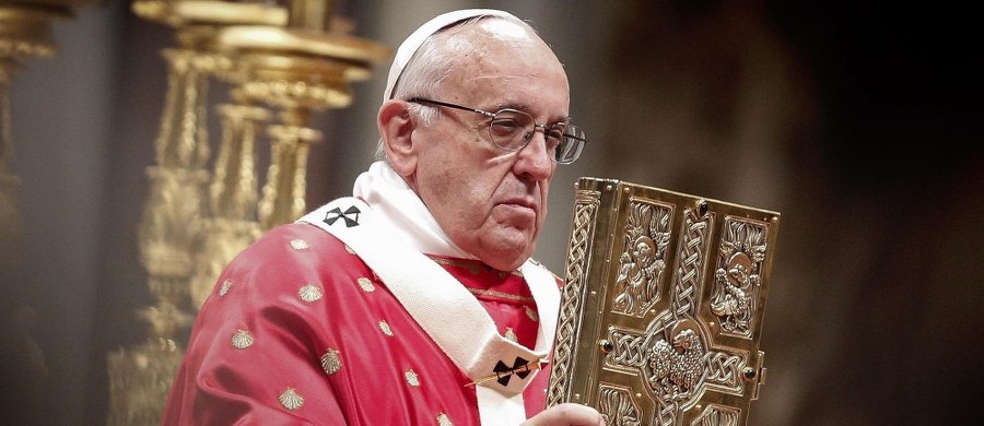 Być chrześcijaninem to nie znaczy przyłączyć się do pewnej kultury czy doktryny, ale żyć zgodnie z przykazaniami - mówił do wiernych papież Franciszek. Apelował o otwarcie umysłów i serc.