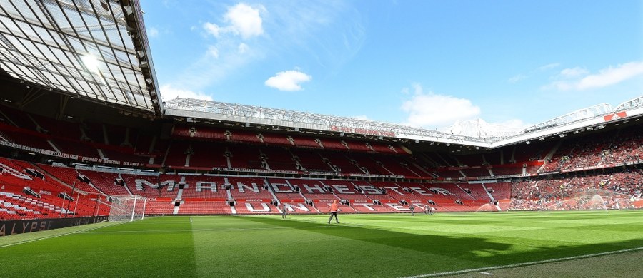 Alert na stadionie Manchesteru United. Przed spotkaniem "Czerwonych Diabłów" z Bournemouth na terenie obiektu odkryto podejrzany pakunek. Ewakuowano dwie trybuny, przeszukane następnie przez funkcjonariuszy z wyszkolonymi psami. Później specjaliści przeprowadzili - jak podała policja - "kontrolowaną eksplozję" pakunku. Na razie nie wiadomo, czy rzeczywiście zawierał on ładunek wybuchowy.