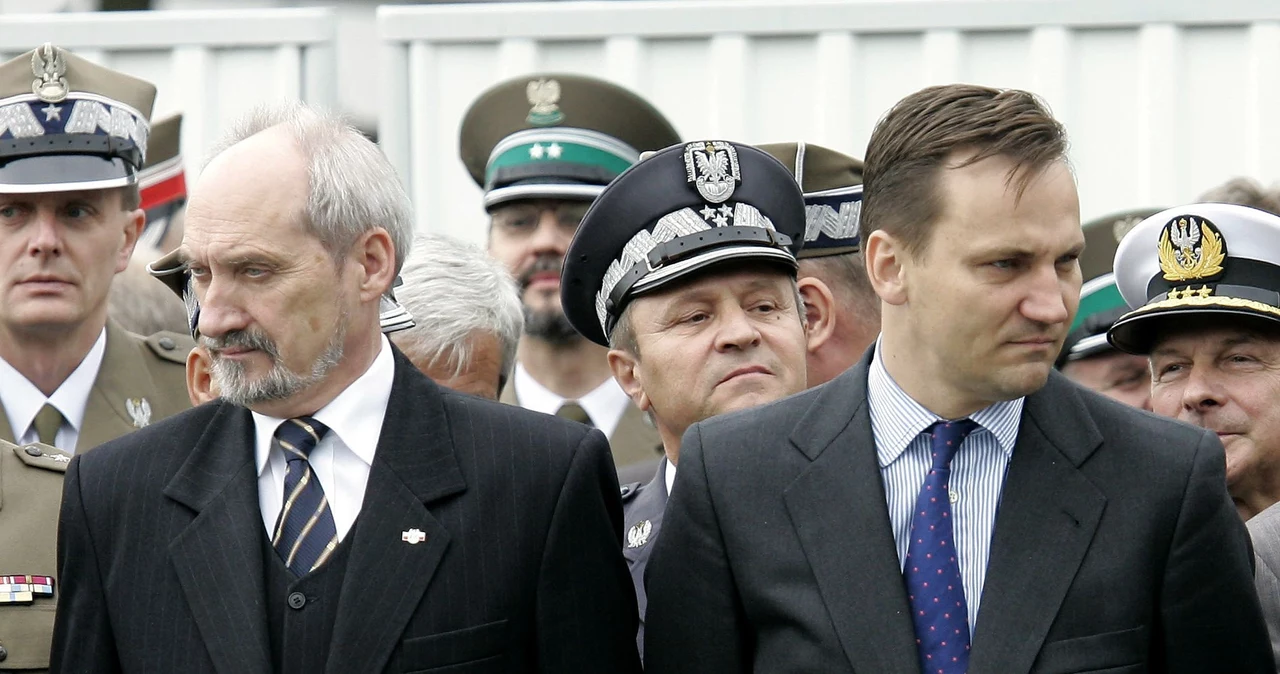 W 2006 r. Macierewicz i Sikorski nie mieli jeszcze problemu ze staniem ramię w ramię na uroczystościach