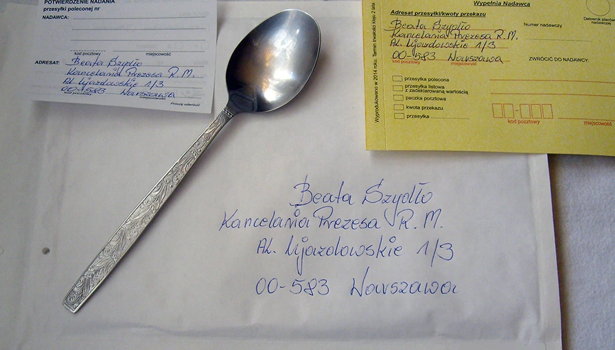 Beata Szydło na pół roku rządów dostanie setki łyżek od opiekunów dorosłych osób niepełnosprawnych. "Przypominamy o sobie, że istniejemy. My z naszymi chorymi nie przyjedziemy do Warszawy" - mówi RMF FM jedna z organizatorek akcji protestacyjnej. 