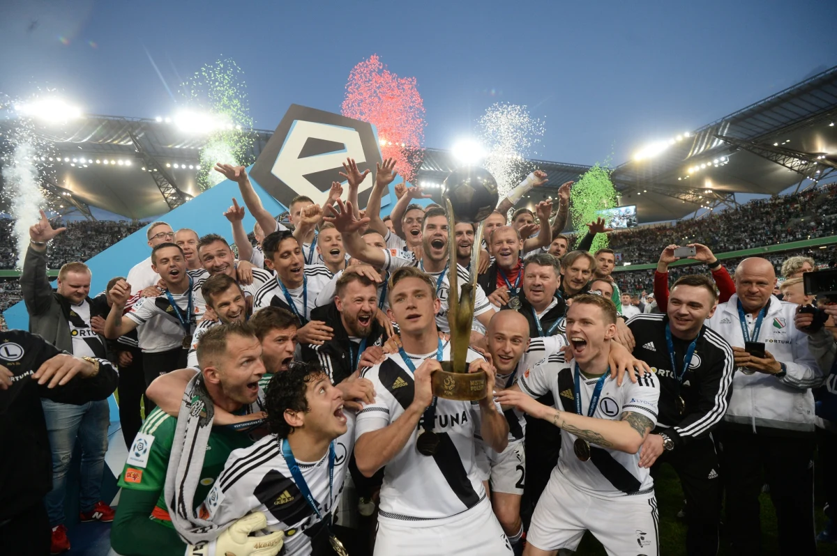 7 milionów złotych nagrody ma otrzymać piłkarski mistrz Polski Legia Warszawa od organizatora rozgrywek - dowiedział się nieoficjalnie nasz reporter. Na sporą premię mogą też liczyć inne drużyny z czołówki.
