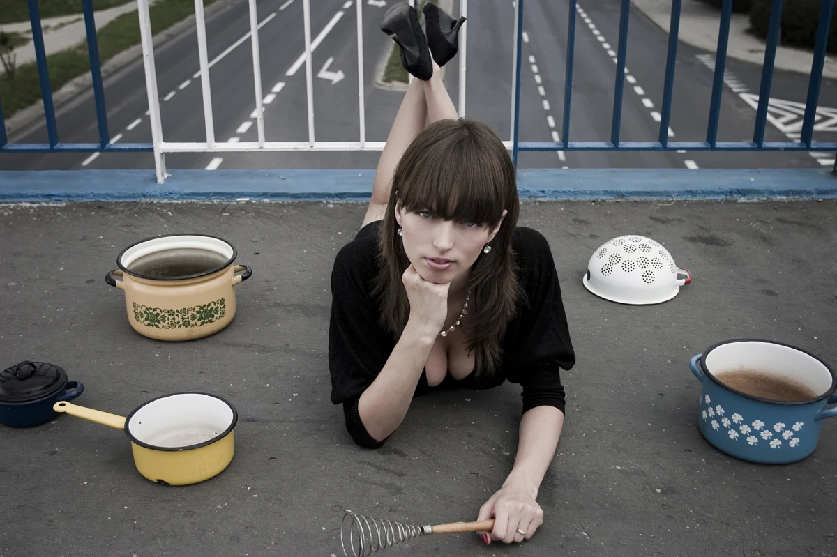 "Większość ankietowanych uważa, że prawdziwym naukowcem jest mężczyzna. L'oreal już od 16 lat w Polsce prowadzi program L'oreal Polska dla kobiet i nauki, gdzie doceniania osiągnięcia naukowe kobiet" - mówi prowadząca ten projekt, gość "Dania do Myślenia" w RMF Classic Katarzyna Pękala. W 1990 roku kobiety stanowiły 26 proc. naukowców badaczy, a w 2010 to niewiele więcej, bo 29 proc. "To pokazuje przeświadczenie społeczeństwa, gdzie jest miejsce kobiet. Kobiety w głowach społeczeństwa są patronkami domowego ogniska" - uważa ekspert. Zdaniem Pękali takie przeświadczenie wynika z tego, że "dopiero 150 lat temu kobiety zaczęły studiować". "Jestem kobietą naukowcem, spełniam się jako matka i dla mnie nie ma rzeczy niemożliwych i to chcę przekazać. Jeśli nauka jest pasją, to należy tą drogą podążać" - apeluje gość RMF Classic.