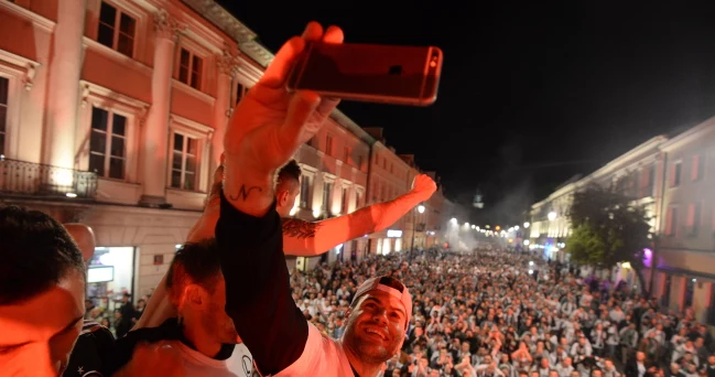 Napastnik Legii Nemanja Nikolić robi sobie selfie na tle setek kibiców