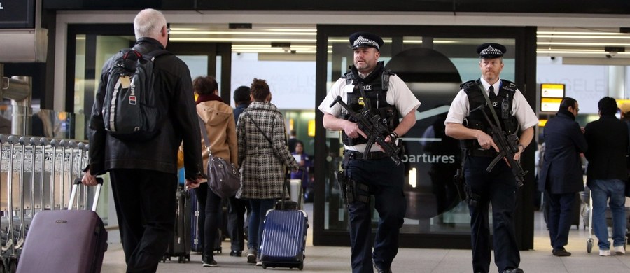 Miał chronić pasażerów, a był pijany. Policja na lotnisku Heathrow zatrzymała nietrzeźwego "podniebnego szeryfa", który pracował dla linii United Airlines. Mężczyzna miał przy sobie służbową broń.