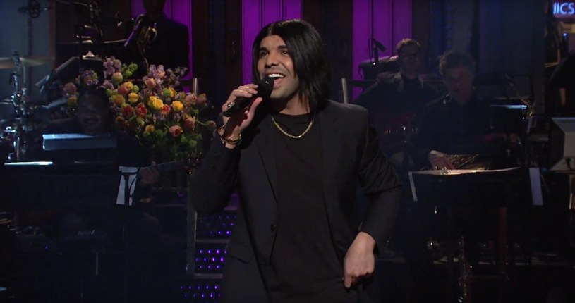 Drake był gospodarzem oraz wykonawcą programu "Saturday Night Live" 14 maja. Kanadyjski raper wykonał dwa utwory z płyty "Views" oraz wystąpił w kilku skeczach. 