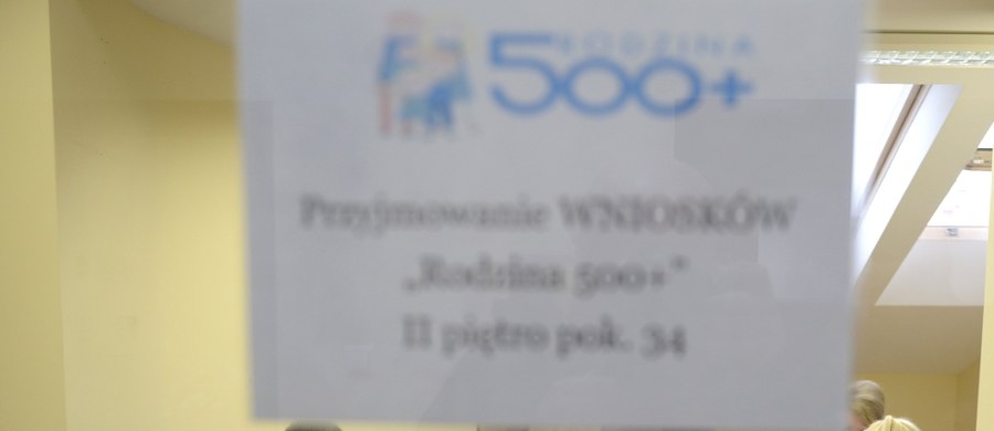 Resort sprawiedliwości przypomina, że świadczenie z programu 500 plus nie podlega egzekucji komorniczej. Komornicy wskazują, że problem powstaje w sytuacji, gdy środki te wpłyną na zajęte konto bankowe. W Sejmie procedowany jest projekt, który ma to uregulować.