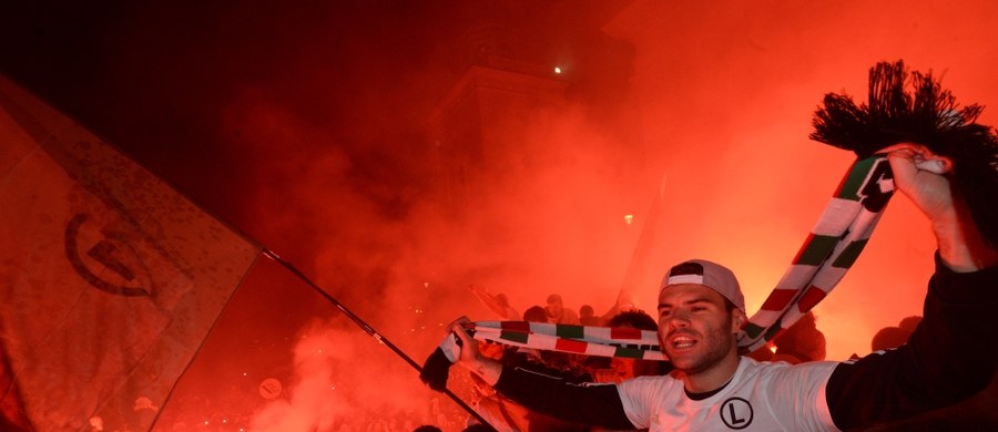 Koniec piłkarskiego sezonu w Ekstraklasie. Legia mistrzem i można powiedzieć, że potwierdziły się przedsezonowe przypuszczenia. Co prawda za plecami nowego mistrza mieliśmy niespodzianki, ale tytuł trafił do stolicy. To jednak dopiero początek corocznej zabawy. Zabawy w europejskie puchary.