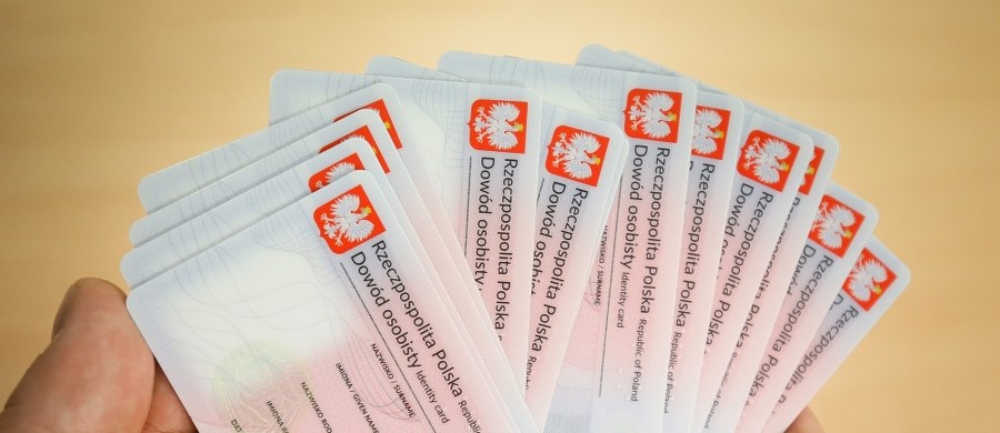 Przestępcy nie muszą już ryzykować kradzieży dokumentów, bo są tzw. kolekcjonerskie dowody osobiste, prawa jazdy czy legitymacje studenckie – pisze "Dziennik Łódzki". Takie dokumenty z różnych krajów można zamówić w sklepach internetowych. Na replice, która kosztuje od kilkuset do ponad tysiąca złotych (w zależności od podobieństwa do oryginału) można wpisać dowolnie wybrane dane i załączyć swoje zdjęcie. Takie rzeczy robi się całkowicie legalnie. 