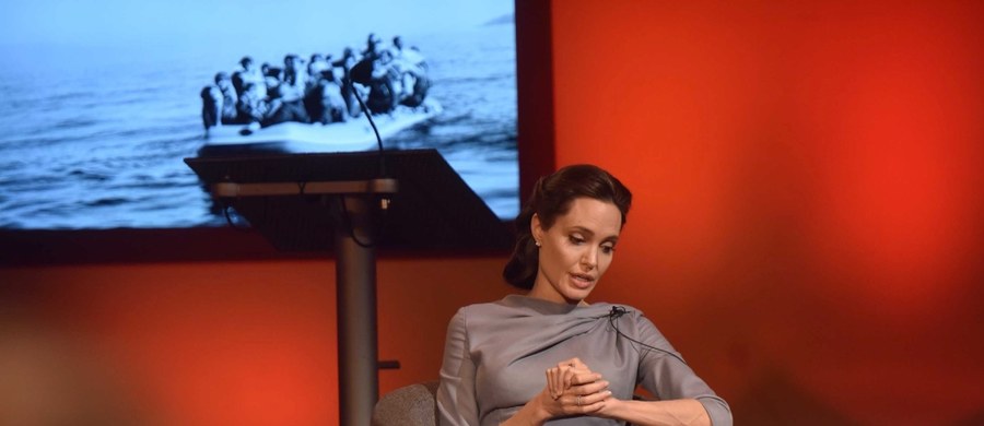 Angelina Jolie, aktorka i ambasador dobrej woli Wysokiego Komisarza ONZ ds. Uchodźców (UNHCR) zaapelowała do wspólnoty międzynarodowej o odrzucenie obaw i zdwojenie wysiłków w sprawie rozwiązania kryzysu uchodźczego. "Na obecny dzień ponad 60 mln osób zmieniło miejsce zamieszkania (w tym jedna trzecia to uchodźcy), czyli o wiele więcej niż kiedykolwiek w ciągu ostatnich 70 lat" - powiedziała w siedzibie BBC w Londynie. Podkreśliła jednocześnie, że "jeśli dom sąsiada się pali, nie będziecie bezpieczniejsi zamykając drzwi".