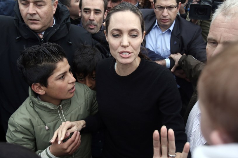 Angelina Jolie, aktorka i ambasador dobrej woli Wysokiego Komisarza ONZ ds. Uchodźców (UNHCR), zaapelowała w poniedziałek do wspólnoty międzynarodowej o odrzucenie obaw i zdwojenie wysiłków w sprawie rozwiązania kryzysu uchodźczego.