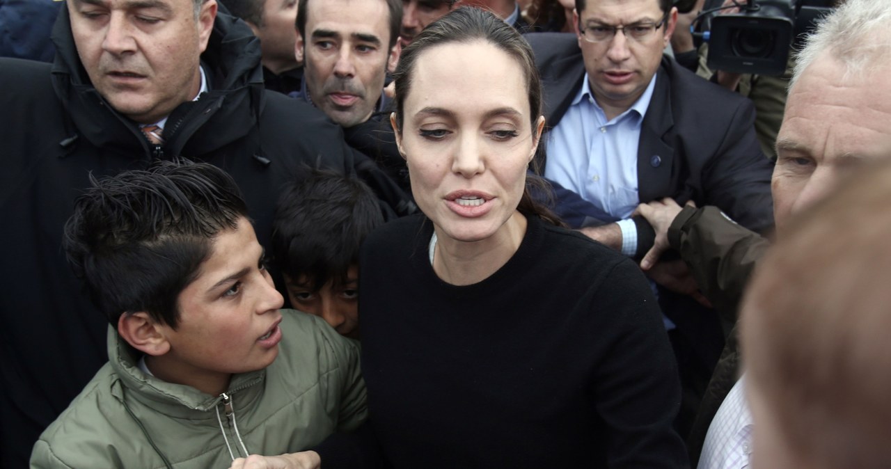 Angelina Jolie, aktorka i ambasador dobrej woli Wysokiego Komisarza ONZ ds. Uchodźców (UNHCR), zaapelowała w poniedziałek do wspólnoty międzynarodowej o odrzucenie obaw i zdwojenie wysiłków w sprawie rozwiązania kryzysu uchodźczego.