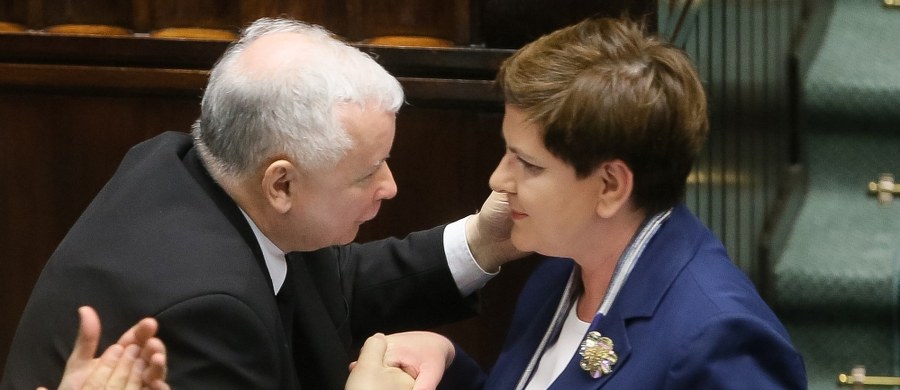 To, że polskiemu życiu polityczno-publiczno-spółkowemu przydałoby się solidne szarpnięcie cuglami – nie ulega dla mnie wątpliwości. Nawet, jeśli złoty mercedes, okazał się mercedesem złotawo-beżowo-szarym, to bez wątpienia, to, co dzieje się w spółkach Skarbu Państwa i wokół nich stanowczo zbyt często ma więcej wspólnego z politycznym nepotyzmem, a za rzadko – z interesem publicznym. Problem w tym, że nic nie wskazuje na to, by gromkie potępienie dla poprzedników, jakie partia rządząca zaprezentowała przy okazji audytu, miało cokolwiek wspólnego z rewolucją moralną, która zmieniałaby ten stan rzeczy. 