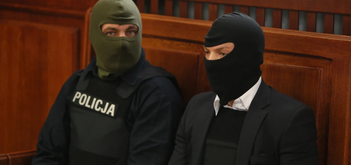 Przed warszawskim sądem okręgowym rusza proces w sprawie afery podsłuchowej. Na ławie oskarżonych w związku z nielegalnym nagraniem blisko 100 osób - polityków i biznesmenów - zasiadło dwóch kelnerów, biznesmen zlecający nagrania Marek Falenta i jego szwagier Krzysztof R. Jeden z oskarżonych kelnerów - Łukasz N. - na sali był w kominiarce i w asyście antyterrorystów.