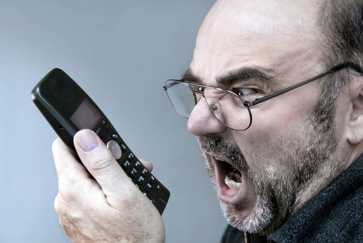 "Za pomocą bluzgów przekazujemy swój stan emocjonalny, wyrzucamy coś z siebie. Są nawet badania, które pokazują, ze jesteśmy w stanie znosić bodźce bólowe w momencie, kiedy pozwala nam się bluzgać" - mówi gość "Dania do myślenia" w RMF Classic, psycholog społeczny z Uniwersytetu SWPS Konrad Maj. Badanie przeprowadzone przez agencję IQS dotyczące wulgaryzmów pokazuje, że używa ich na co dzień 9 na 10 badanych. Maj dodaje, że obelgi bardzo często są substytutem agresji fizycznej. "Wystarczy zobaczyć, jak to jest na stadionie – odległość pomiędzy grupami kibiców daje tylko taką możliwość, że możemy sobie ich powyzywać" - mówi gość RMF Classic. Zdaniem psychologa "Polacy mają skłonność do tego, że konsumują dużo mięsa, ale mięsa jest też dużo w ich języku". "Powinniśmy czasami bardziej zachowywać się po wegetariańsku, bo wiadomo, że nadużywanie tego mięska szkodzi" – apeluje Konrad Maj.