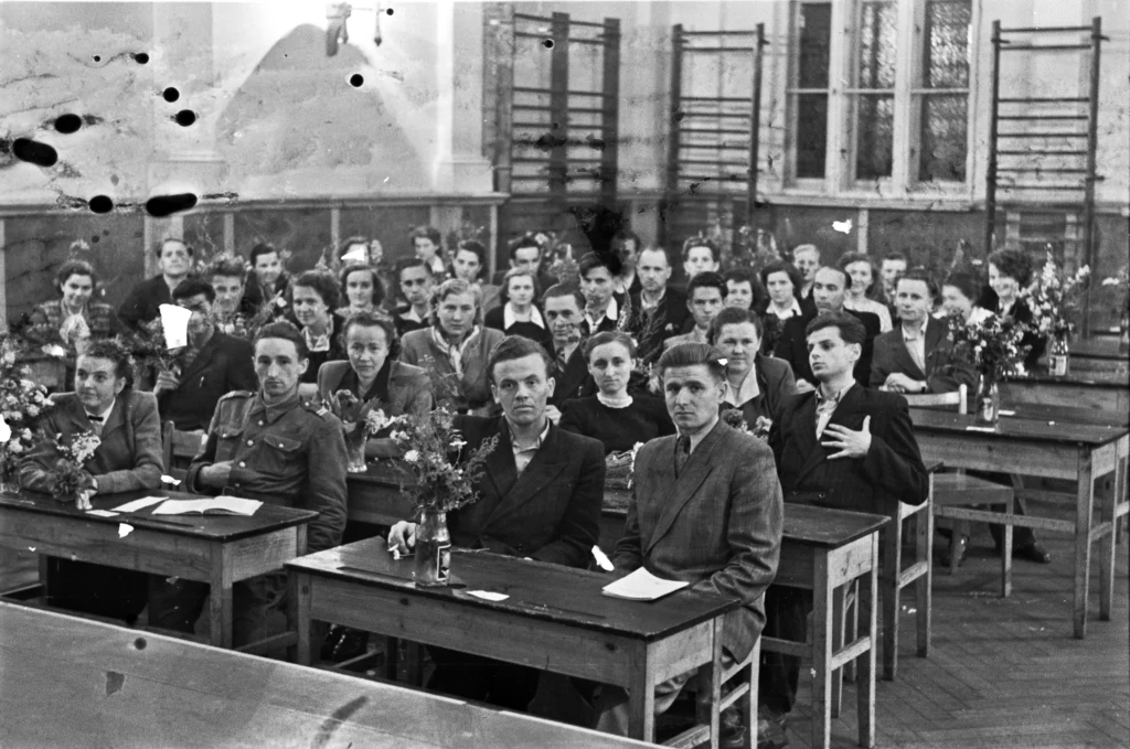 Olsztyn, 1953 rok. Matura w Liceum dla Pracujących.